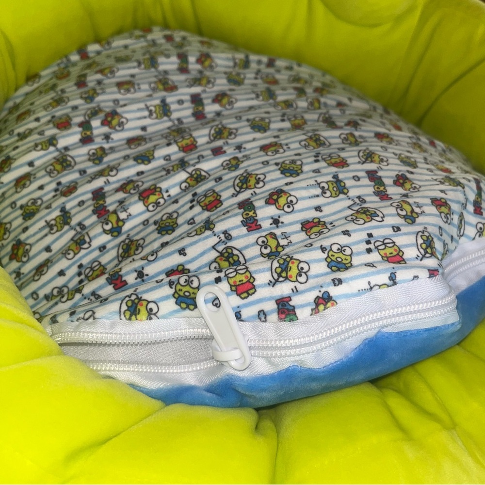 Hello Kitty Sanrio Keroppi pet bed. - Picture 10 of 14